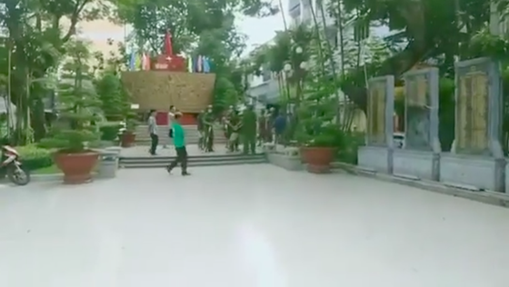 Người đàn ông nghi tâm thần cầm hung khí gây náo loạn khu dân cư ở quận 3 ảnh 1 Người đàn ông nghi tâm thần cầm hung khí gây náo loạn khu dân cư ở quận 3 ảnh 1
