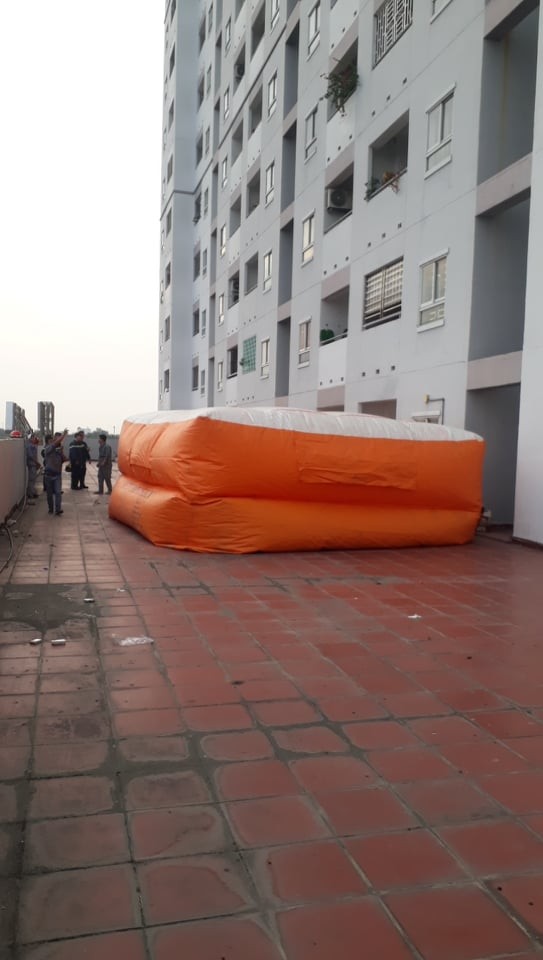 Giải cứu thanh niên leo lên tầng thượng chung cư dọa tự tử ảnh 4