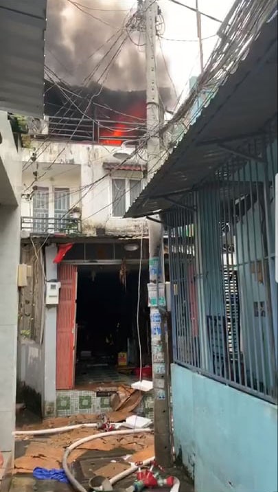 Cháy nhà dân ở đường Tân Hòa Đông, quận 6 ảnh 1