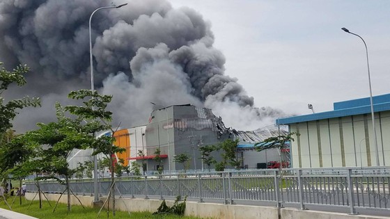 Hàng trăm chiến sĩ tham gia chữa cháy ở nhà máy Công ty Cầu Tre ảnh 9 Hàng trăm chiến sĩ tham gia chữa cháy ở nhà máy Công ty Cầu Tre ảnh 9