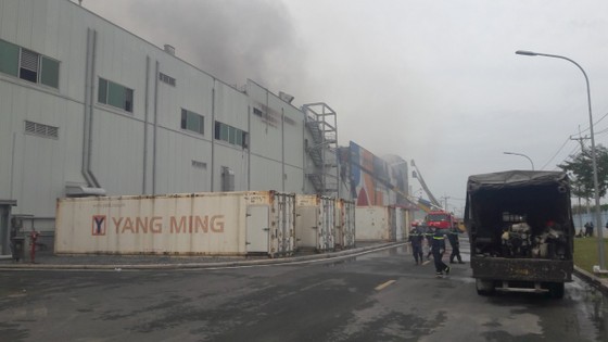 Hàng trăm chiến sĩ tham gia chữa cháy ở nhà máy Công ty Cầu Tre ảnh 1 Hàng trăm chiến sĩ tham gia chữa cháy ở nhà máy Công ty Cầu Tre ảnh 1