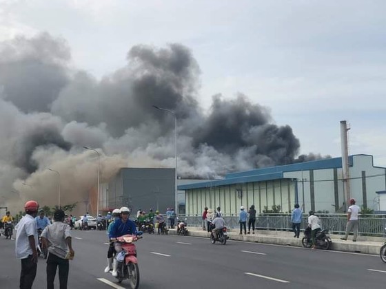 Hàng trăm chiến sĩ tham gia chữa cháy ở nhà máy Công ty Cầu Tre ảnh 13 Hàng trăm chiến sĩ tham gia chữa cháy ở nhà máy Công ty Cầu Tre ảnh 13