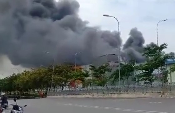 Hàng trăm chiến sĩ tham gia chữa cháy ở nhà máy Công ty Cầu Tre ảnh 14 Hàng trăm chiến sĩ tham gia chữa cháy ở nhà máy Công ty Cầu Tre ảnh 14