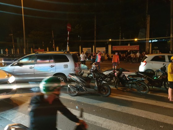 Xe ô tô “điên” tông nhiều xe máy khiến nhiều người bị thương ảnh 4