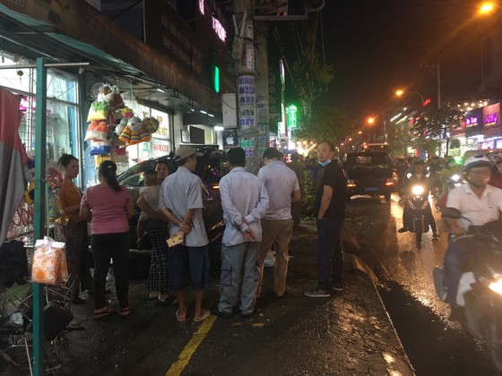 Ô tô “điên” tông nhiều xe máy rồi lao vào nhà dân ở quận 12 ảnh 1