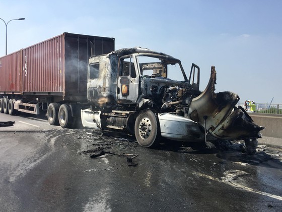 Xe container cháy trên cầu Phú Mỹ, giao thông ùn ứ kéo dài ảnh 2