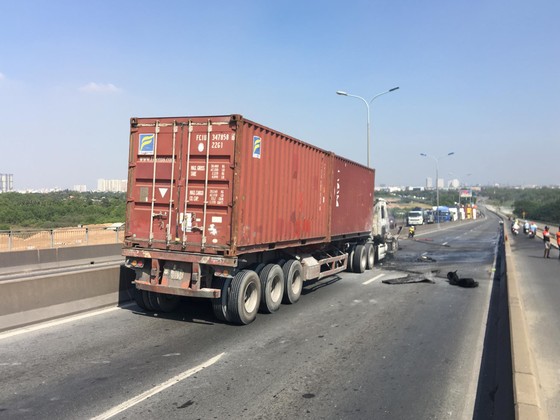 Xe container cháy trên cầu Phú Mỹ, giao thông ùn ứ kéo dài ảnh 4