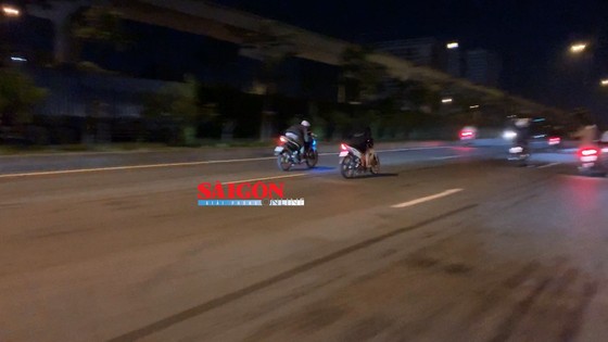 Hàng trăm “quái xế” tụ tập đua xe gây náo loạn ở khu vực Suối Tiên, quận 9 ảnh 3