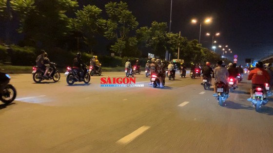 Hàng trăm “quái xế” tụ tập đua xe gây náo loạn ở khu vực Suối Tiên, quận 9 ảnh 4