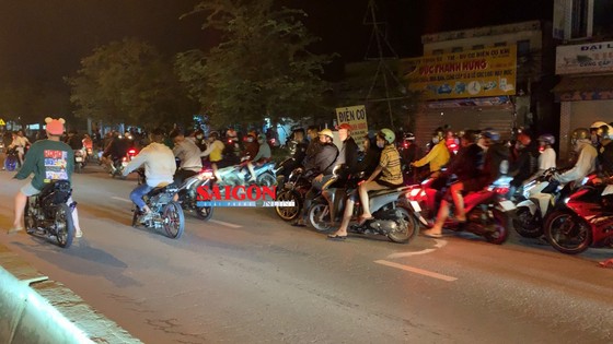 Hàng trăm “quái xế” tiếp tục đua xe gây náo loạn huyện Bình Chánh ảnh 1