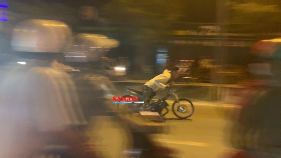 Hàng trăm “quái xế” tiếp tục đua xe gây náo loạn huyện Bình Chánh ảnh 3