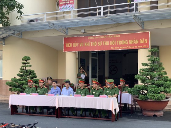 Công an quận Tân Bình tiêu hủy nhiều vũ khí thô sơ các loại ảnh 1