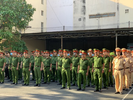 Công an quận Tân Bình tiêu hủy nhiều vũ khí thô sơ các loại ảnh 5