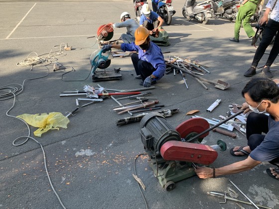 Công an quận Tân Bình tiêu hủy nhiều vũ khí thô sơ các loại ảnh 10