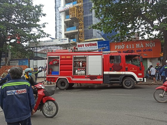 Cháy công trình xây dựng ở quận Bình Thạnh, 1 nữ công nhân bị ngất xỉu ảnh 1