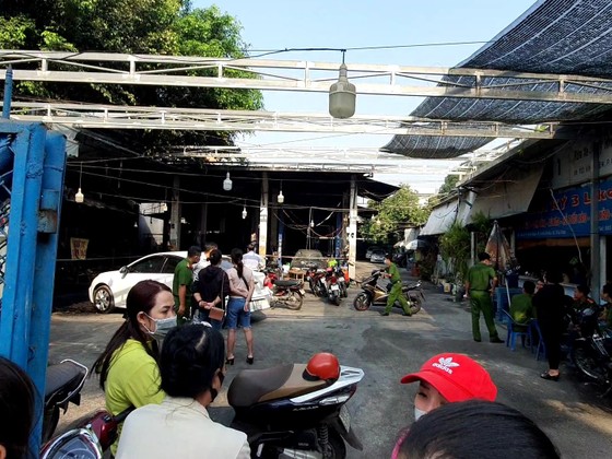 Gara ô tô ở TP Thủ Đức bốc cháy dữ dội lúc rạng sáng ảnh 1