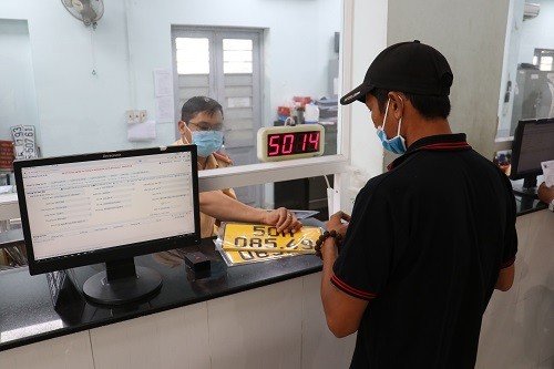 Hơn 50.000 xe đăng ký kinh doanh vận tải chưa đổi biển số vàng ở TPHCM ảnh 1
