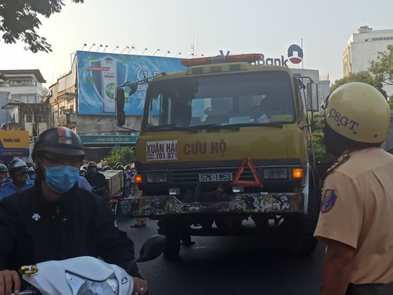 Xe container lật chắn giữa vòng xoay, giao thông ùn ứ kéo dài ảnh 5
