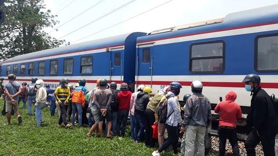 Người phụ nữ bị đứt lìa 2 chân, tử vong khi cố lao vào xe lửa đang chạy ảnh 1 Người phụ nữ bị đứt lìa 2 chân, tử vong khi cố lao vào xe lửa đang chạy ảnh 1