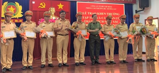 Công an TPHCM khen thưởng nhiều CSGT phòng chống tội phạm ảnh 1 Công an TPHCM khen thưởng nhiều CSGT phòng chống tội phạm ảnh 1