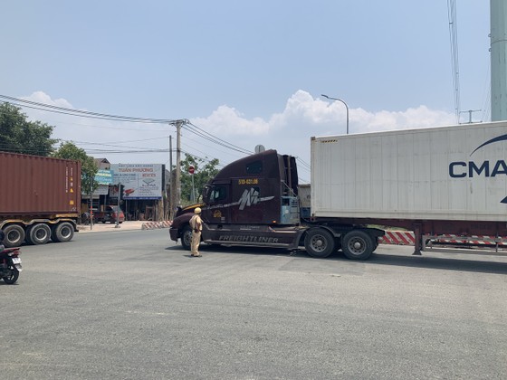 Xử phạt nhiều tài xế xe container dừng đỗ ở vòng xoay Phú Hữu, TP Thủ Đức ảnh 2 Xử phạt nhiều tài xế xe container dừng đỗ ở vòng xoay Phú Hữu, TP Thủ Đức ảnh 2