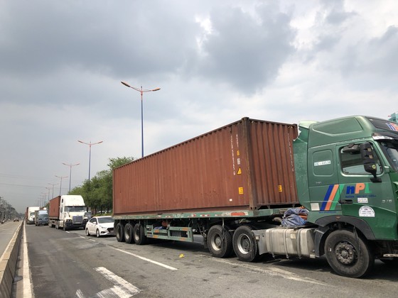 Xe container bốc cháy khi dừng chờ đèn tín hiệu trên Xa lộ Hà Nội ảnh 3 Xe container bốc cháy khi dừng chờ đèn tín hiệu trên Xa lộ Hà Nội ảnh 3