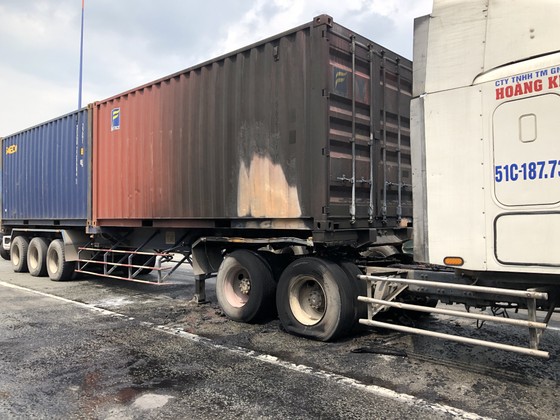 Xe container bốc cháy khi dừng chờ đèn tín hiệu trên Xa lộ Hà Nội ảnh 2 Xe container bốc cháy khi dừng chờ đèn tín hiệu trên Xa lộ Hà Nội ảnh 2