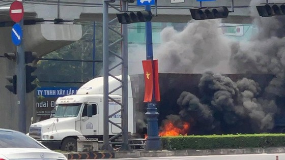 Xe container bốc cháy khi dừng chờ đèn tín hiệu trên Xa lộ Hà Nội ảnh 1 Xe container bốc cháy khi dừng chờ đèn tín hiệu trên Xa lộ Hà Nội ảnh 1