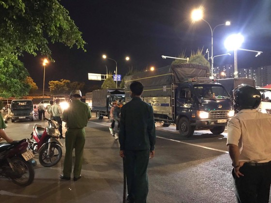 Xử phạt 11 trường hợp không đeo khẩu trang ở Chợ đầu mối Thủ Đức ảnh 1