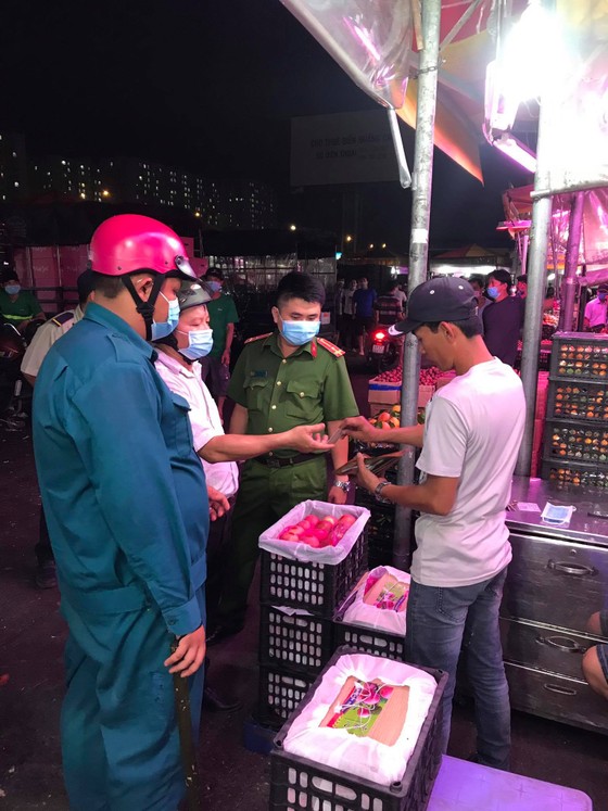 Xử phạt 11 trường hợp không đeo khẩu trang ở Chợ đầu mối Thủ Đức ảnh 2