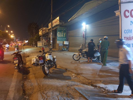 Xử phạt 11 trường hợp không đeo khẩu trang ở Chợ đầu mối Thủ Đức ảnh 5