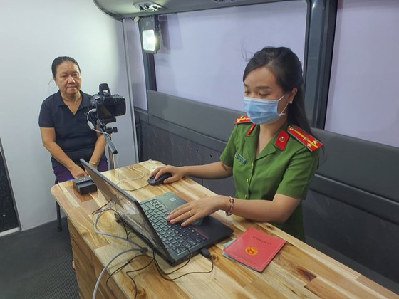 Công an TPHCM thông tin về việc cấp CCCD gắn chip cho người dân tạm trú ảnh 1