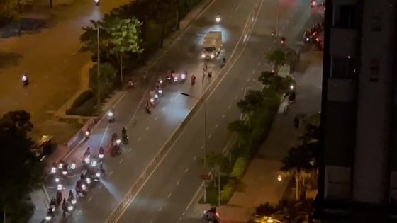 Công an truy xét nhóm “quái xế” tụ tập đua xe ở quận 7 sau khi TPHCM áp dụng Chỉ thị 10 ảnh 2