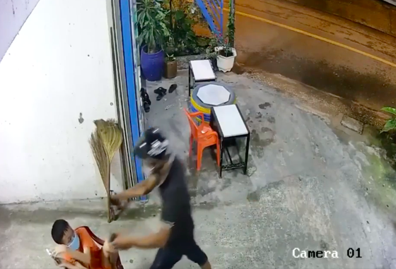 Thanh niên dùng bình xịt hơi cay cướp điện thoại di động của 2 cháu bé ảnh 1