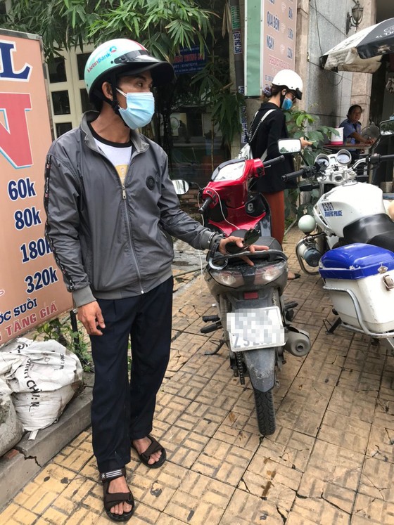 CSGT cùng người dân lần theo định vị bắt kẻ trộm xe máy ảnh 1