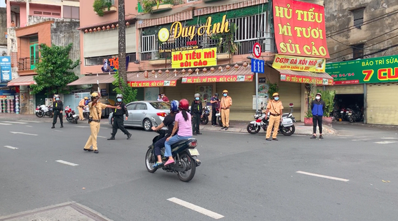 Công an quận Tân Bình tăng cường kiểm soát người tham gia giao thông thực hiện Chỉ thị 16 ảnh 1
