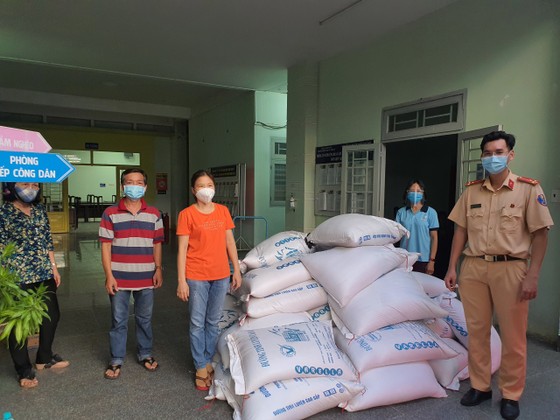 CSGT TPHCM trao tặng gạo, mì, rau, củ… cho người dân có hoàn cảnh khó khăn ảnh 1