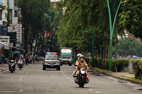 Không kiểm tra các phương tiện vận tải hàng hoá thiết yếu, lương thực, thực phẩm ở các chốt kiểm soát ảnh 1