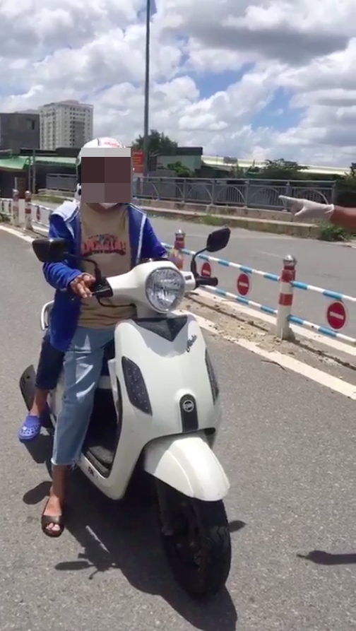 Người phụ nữ chửi bới, đòi “thông” chốt kiểm soát ở quận Bình Tân ảnh 1