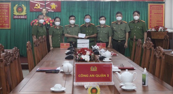 Lãnh đạo Công an TPHCM thăm hỏi, động viên Công an quận 3, quận Tân Bình ảnh 2