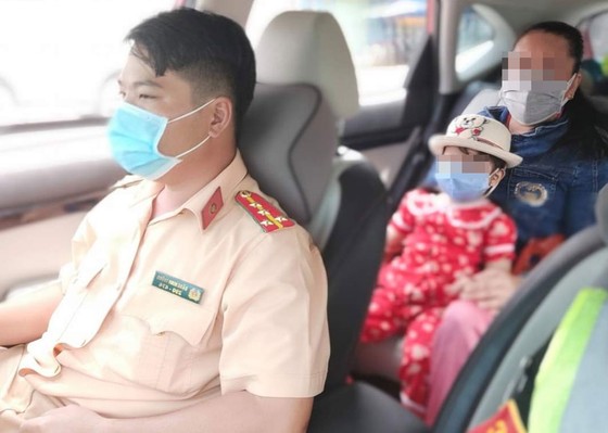 Hình ảnh đẹp của lực lượng Công an TPHCM giúp trẻ em, sản phụ… giữa mùa dịch Covid-19 ảnh 2