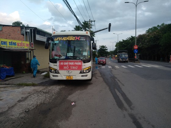 Phát hiện xe khách gắn bảng chở thực phẩm hỗ trợ TPHCM chứa 840 bao thuốc lá ảnh 1 Phát hiện xe khách gắn bảng chở thực phẩm hỗ trợ TPHCM chứa 840 bao thuốc lá ảnh 1