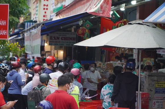 Người dân tập trung đông chờ mua bánh Trung thu ở cửa hàng tại quận 1 ảnh 5 Người dân tập trung đông chờ mua bánh Trung thu ở cửa hàng tại quận 1 ảnh 5