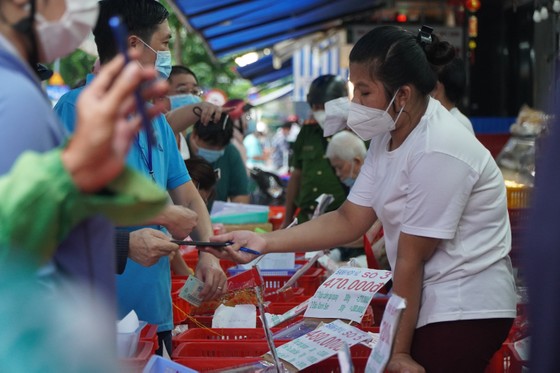 Người dân tập trung đông chờ mua bánh Trung thu ở cửa hàng tại quận 1 ảnh 3 Người dân tập trung đông chờ mua bánh Trung thu ở cửa hàng tại quận 1 ảnh 3