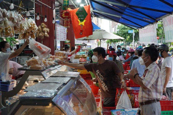 Người dân tập trung đông chờ mua bánh Trung thu ở cửa hàng tại quận 1 ảnh 9 Người dân tập trung đông chờ mua bánh Trung thu ở cửa hàng tại quận 1 ảnh 9