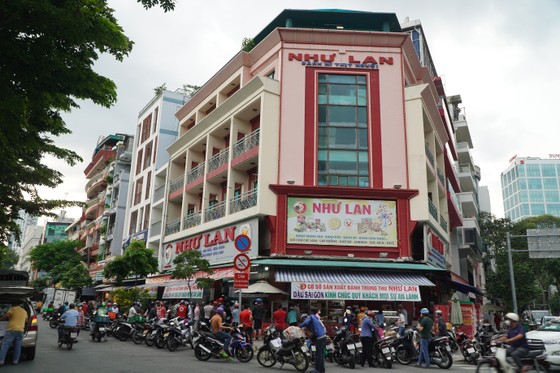 Người dân tập trung đông chờ mua bánh Trung thu ở cửa hàng tại quận 1 ảnh 1 Người dân tập trung đông chờ mua bánh Trung thu ở cửa hàng tại quận 1 ảnh 1