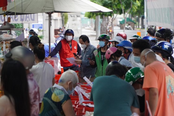 Người dân tập trung đông chờ mua bánh Trung thu ở cửa hàng tại quận 1 ảnh 10 Người dân tập trung đông chờ mua bánh Trung thu ở cửa hàng tại quận 1 ảnh 10