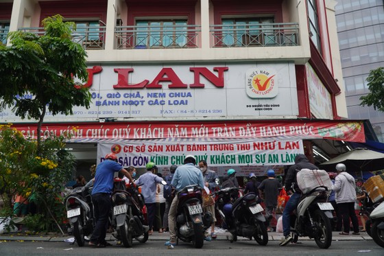 Người dân tập trung đông chờ mua bánh Trung thu ở cửa hàng tại quận 1 ảnh 2 Người dân tập trung đông chờ mua bánh Trung thu ở cửa hàng tại quận 1 ảnh 2