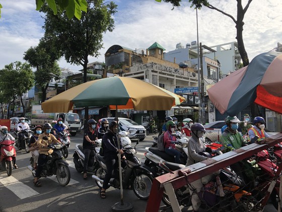 TPHCM: Giao thông bắt đầu nhộn nhịp, shipper xếp hàng dài chờ xét nghiệm ảnh 1