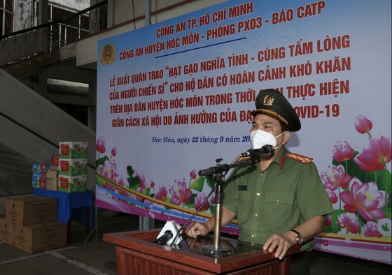 Công an TPHCM tặng 15 tấn gạo cùng nhu yếu phẩm cho người dân huyện Hóc Môn ảnh 2
